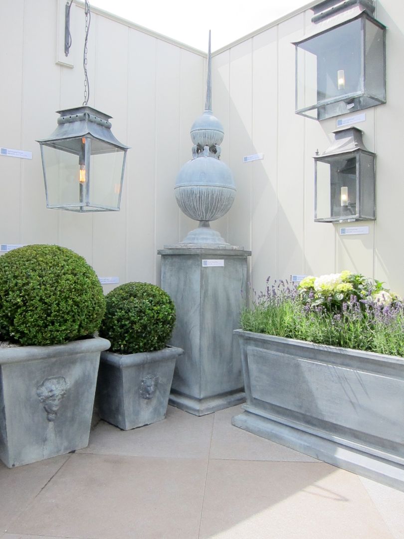 Outdoor Lighting, Planters & Decorative Objects A Place In The Garden Ltd. Jardines rústicos Floreros y maceteros