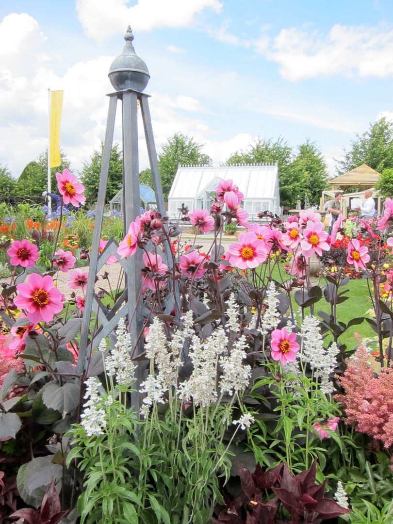 Medium Pyramid A Place In The Garden Ltd. Jardin rustique Fleurs & Plantes