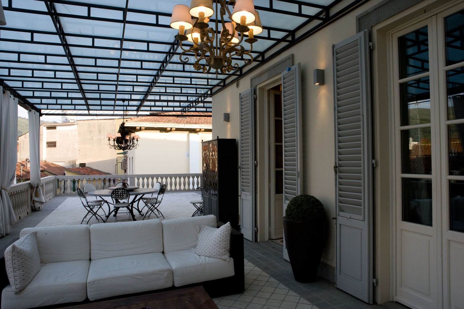 una casa classica, archbcstudio archbcstudio Classic style balcony, veranda & terrace