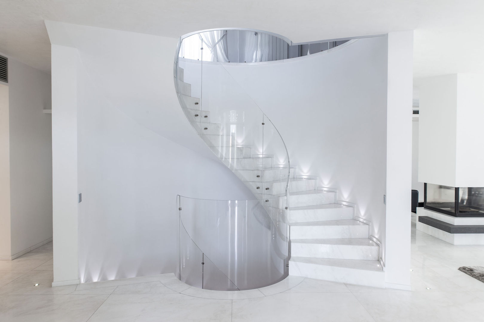 PASSIONE PER IL BIANCO, StudioG StudioG Minimalistyczny korytarz, przedpokój i schody