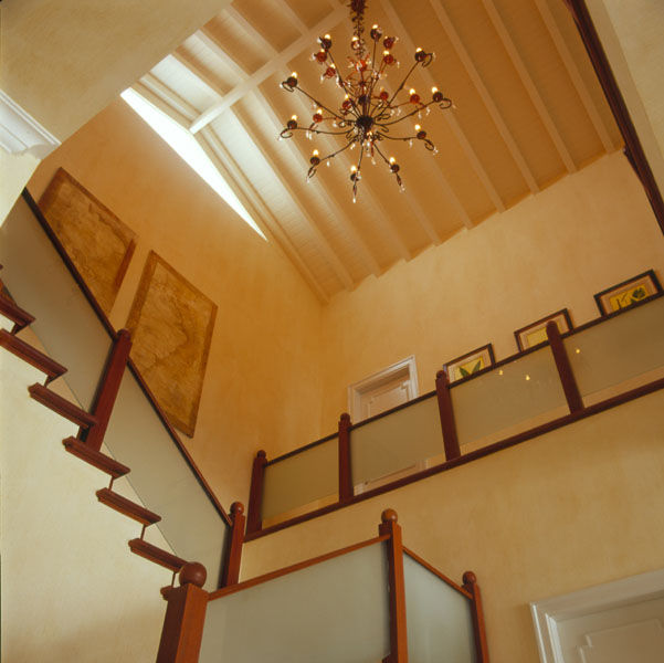 Casa Iporanga, Studio Oscar Mikail Studio Oscar Mikail Tropical style corridor, hallway & stairs