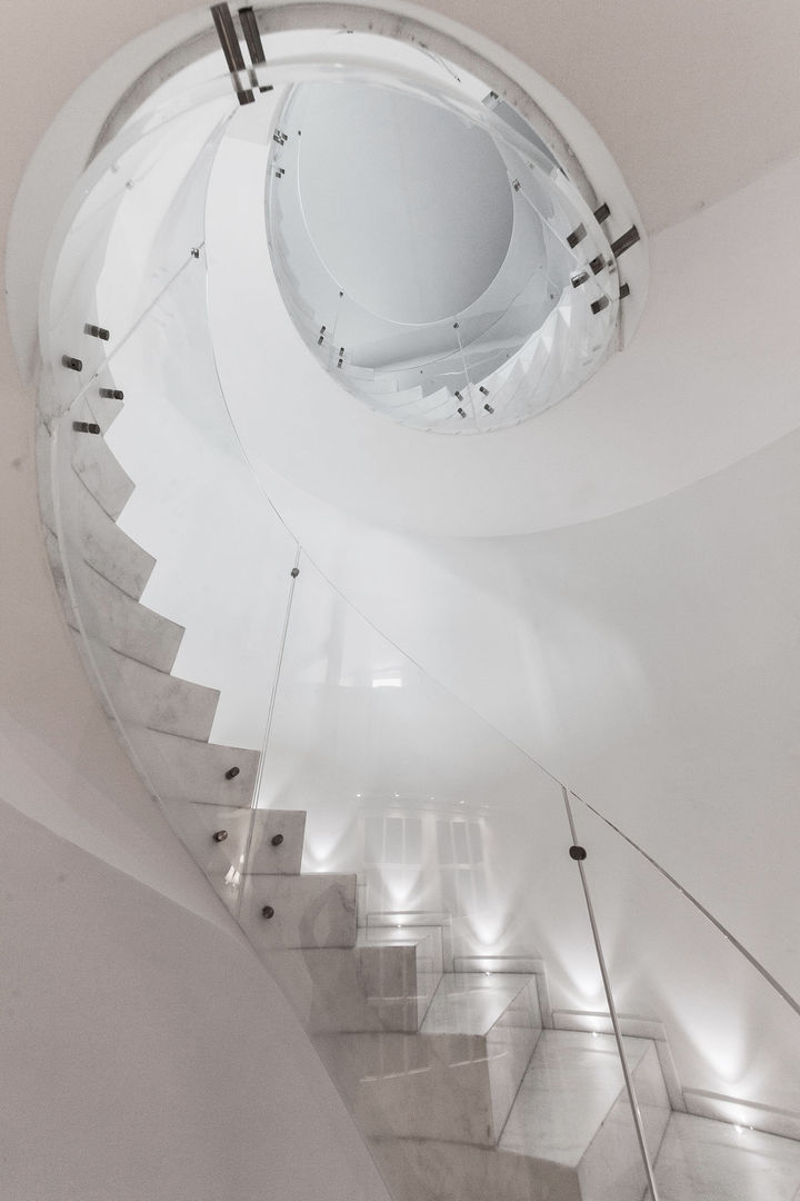PASSIONE PER IL BIANCO, StudioG StudioG Corredores, halls e escadas minimalistas