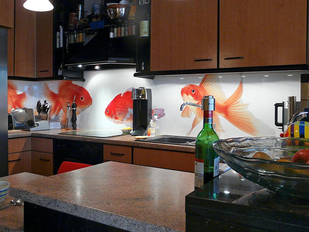 Küchenrückwand mit Goldfisch-Motiv Schön und Wieder Moderne Küchen Accessoires und Textilien