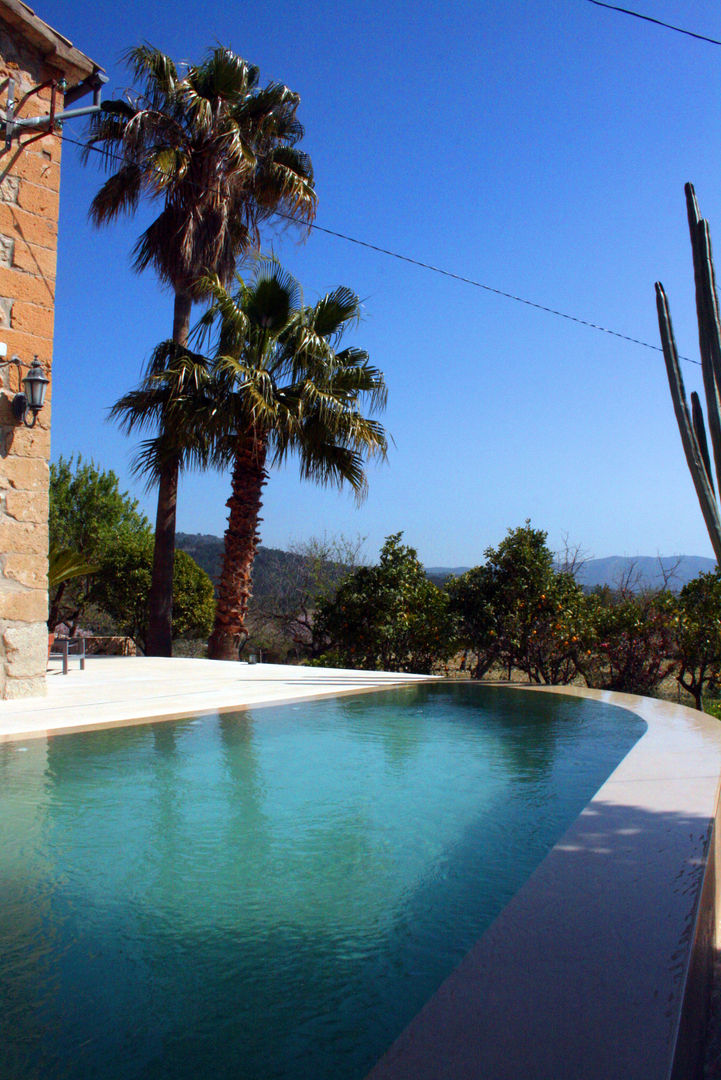 Swimming Pool in Capdella, Majorca, Joan Miquel Segui Arquitecte Joan Miquel Segui Arquitecte Mediterranean style pool Stone