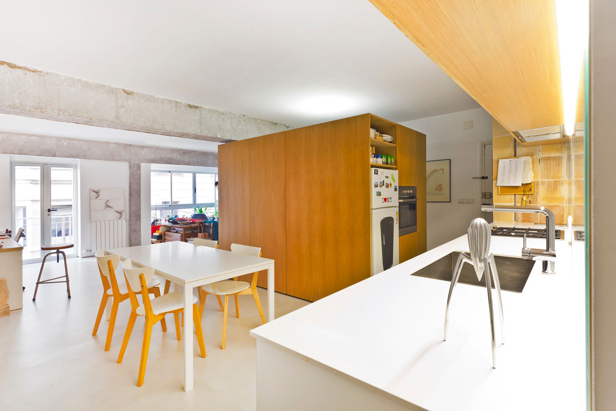 Reforma de apartamento en Palma de Mallorca, Joan Miquel Segui Arquitecte Joan Miquel Segui Arquitecte Salones de estilo industrial Muebles,Mesa,Edificio,Madera,naranja,Encendiendo,Silla,Diseño de interiores,salón,Piso