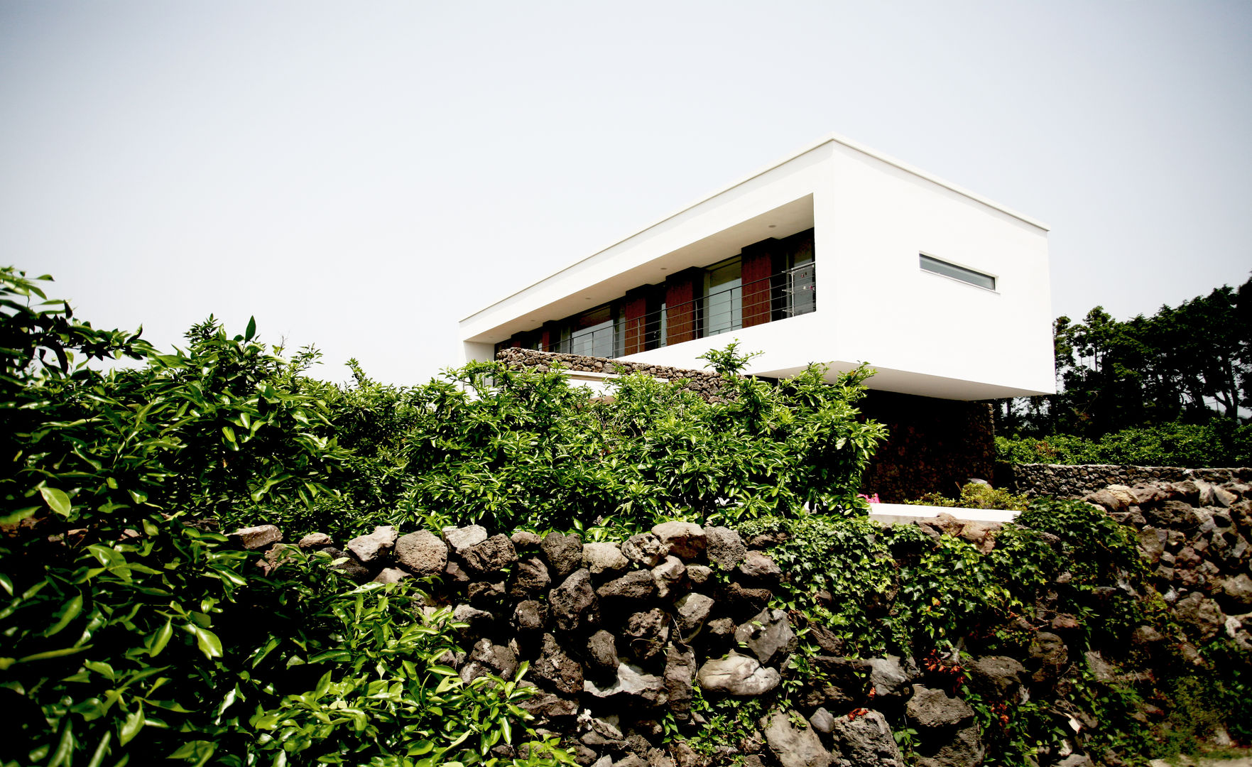 STONE WALL HOUSE 제주 돌담집, HBA-rchitects HBA-rchitects Modern houses