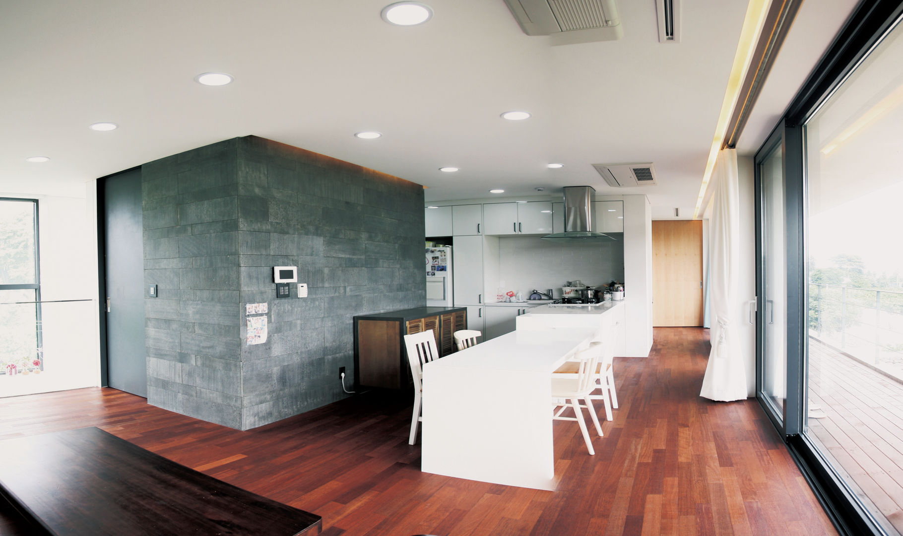 STONE WALL HOUSE 제주 돌담집, HBA-rchitects HBA-rchitects Minimalistyczny salon