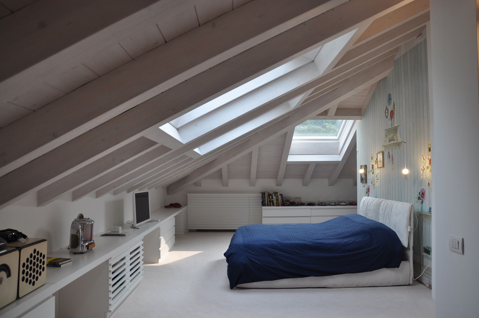 Renovation and interior design attic, F_Studio+ dell'Arch. Davide Friso F_Studio+ dell'Arch. Davide Friso غرفة نوم
