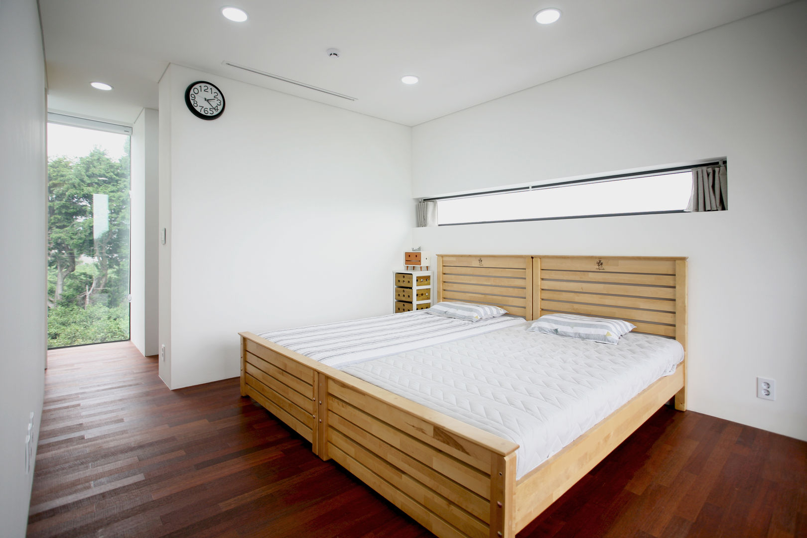 STONE WALL HOUSE 제주 돌담집, HBA-rchitects HBA-rchitects Minimalist bedroom