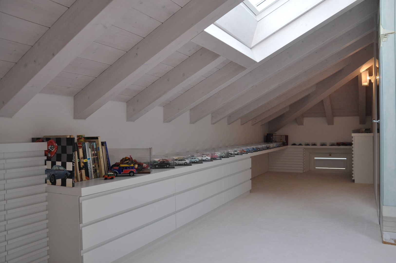 Renovation and interior design attic, F_Studio+ dell'Arch. Davide Friso F_Studio+ dell'Arch. Davide Friso Phòng ngủ phong cách hiện đại