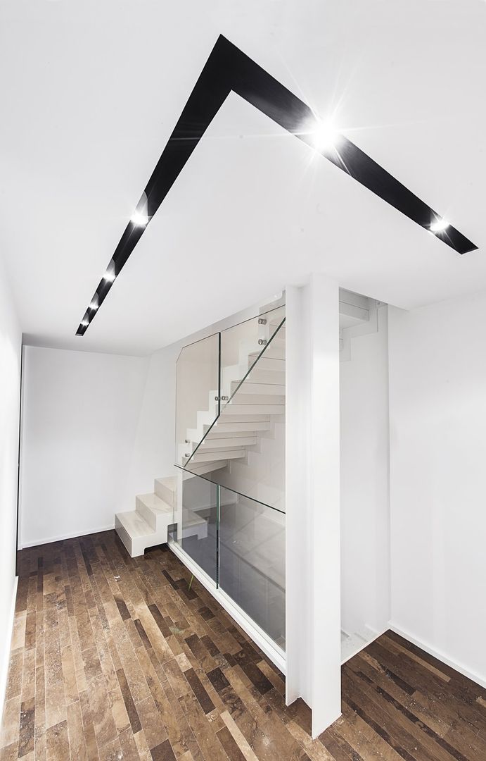Casa v_a, Andrea Stortoni Architetto Andrea Stortoni Architetto Modern corridor, hallway & stairs