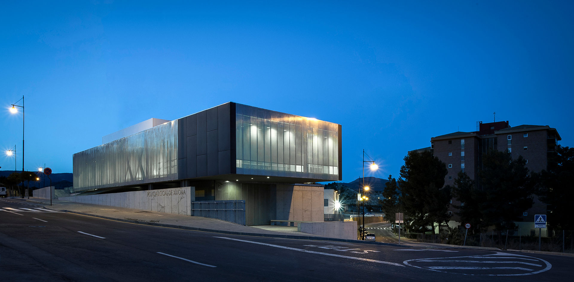 Edificio para la policía local y espacio polivalente en Xixona, con Natàlia Ferrer, DMP arquitectura DMP arquitectura مساحات تجارية مكاتب ومحلات