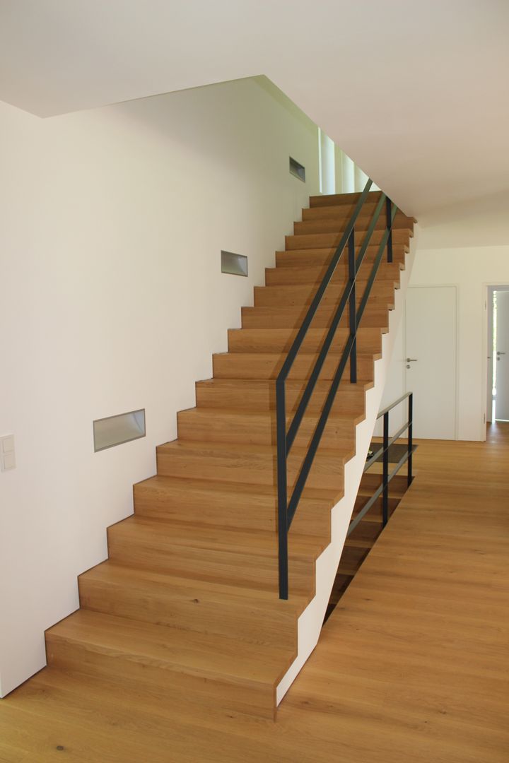 homify Pasillos, vestíbulos y escaleras de estilo clásico