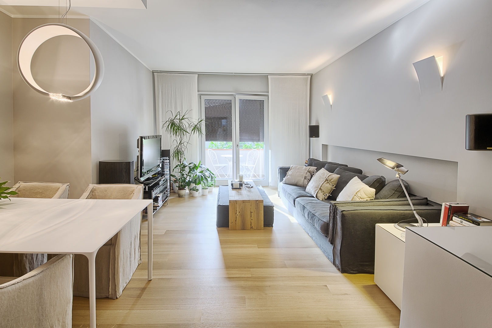 RISTRUTTURAZIONE: alla ricerca di una diversa abitabilità e di un gusto rinnovato, STUDIO PAOLA FAVRETTO SAGL STUDIO PAOLA FAVRETTO SAGL Modern living room Wood Wood effect