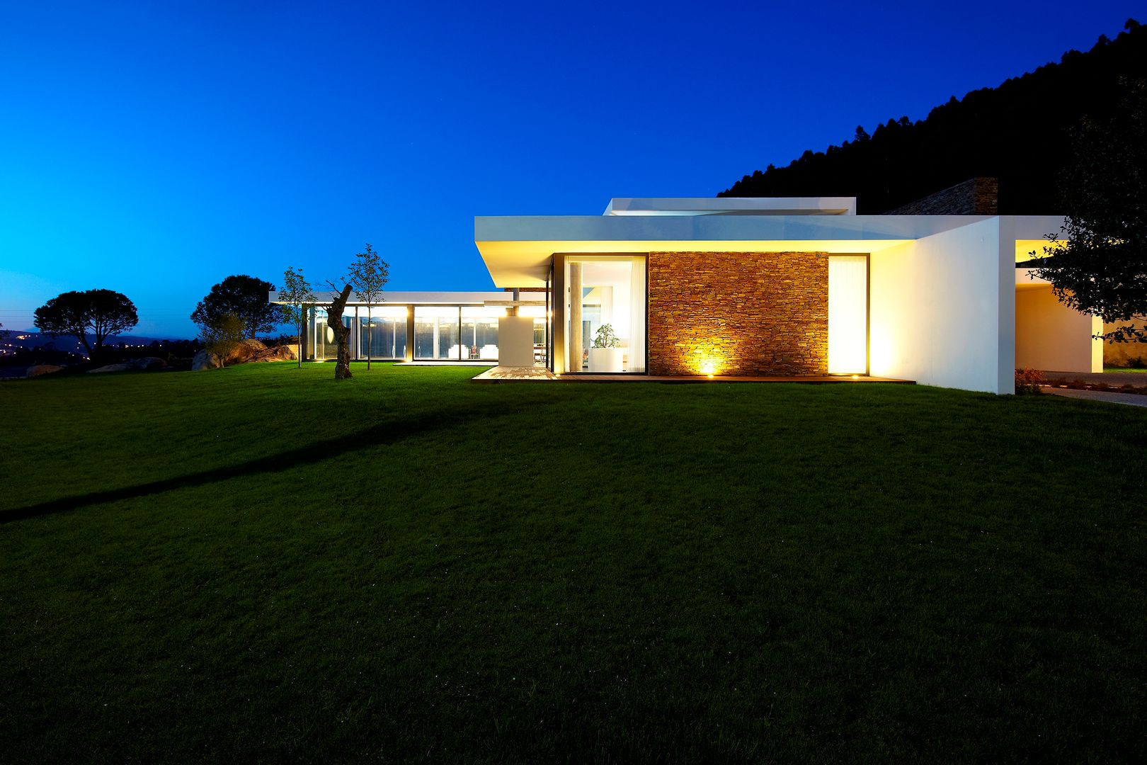 Casa moderna de dimensões generosas e piscina interior, Risco Singular - Arquitectura Lda Risco Singular - Arquitectura Lda Case in stile minimalista