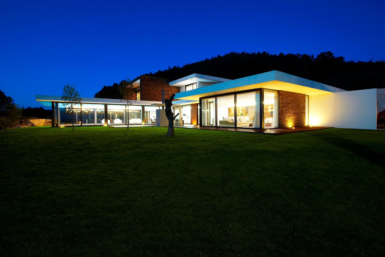 Casa moderna de dimensões generosas e piscina interior, Risco Singular - Arquitectura Lda Risco Singular - Arquitectura Lda Дома в стиле минимализм