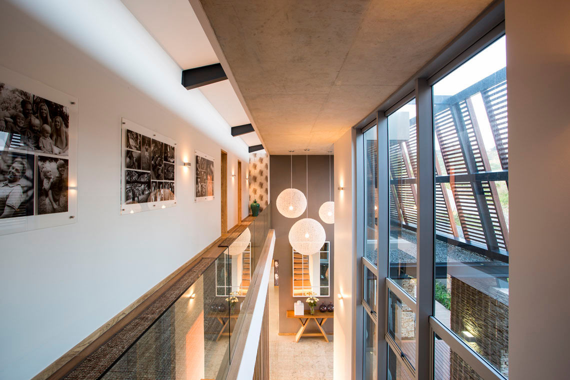 Albizia House, Metropole Architects - South Africa Metropole Architects - South Africa Modern corridor, hallway & stairs