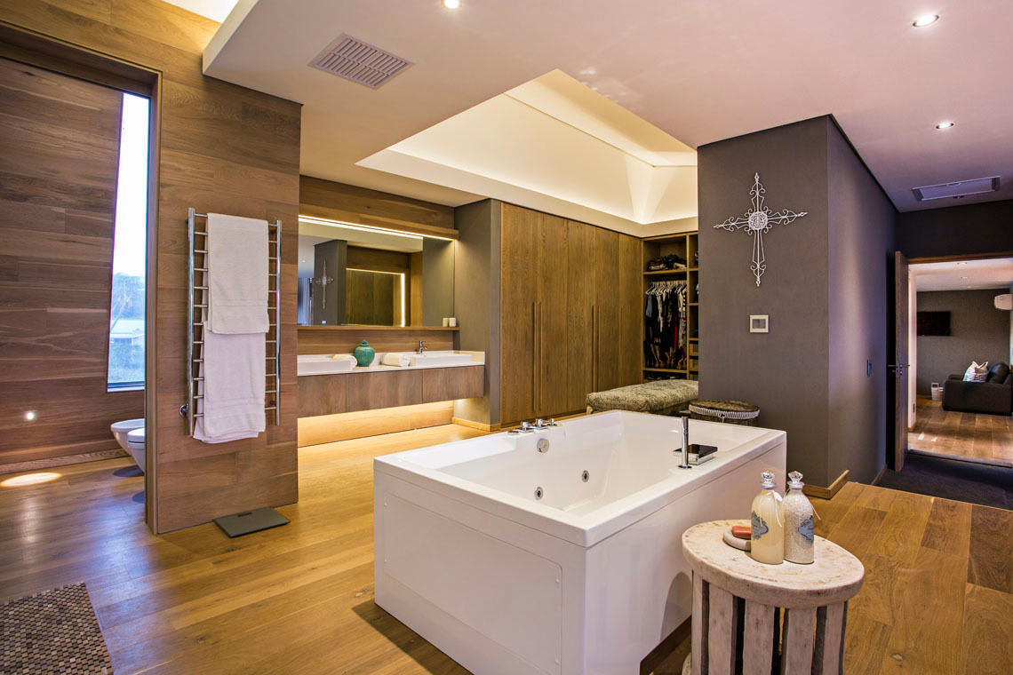 Albizia House, Metropole Architects - South Africa Metropole Architects - South Africa Modern style bathrooms