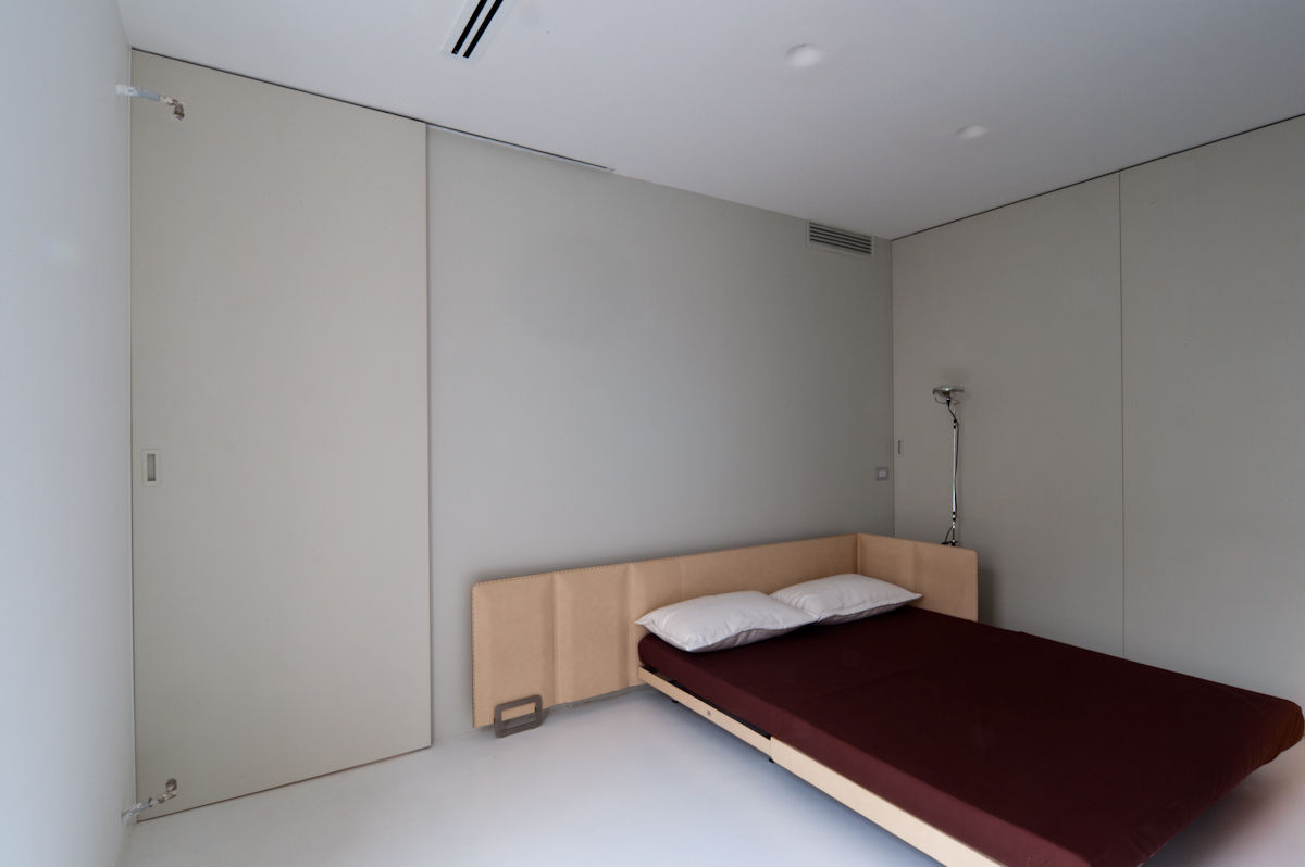 Interno di una camera d'albergo al mattino camera da letto moderna con sedia  da letto e pianta domestica in un arredamento luminoso e pulito specchi a  parete