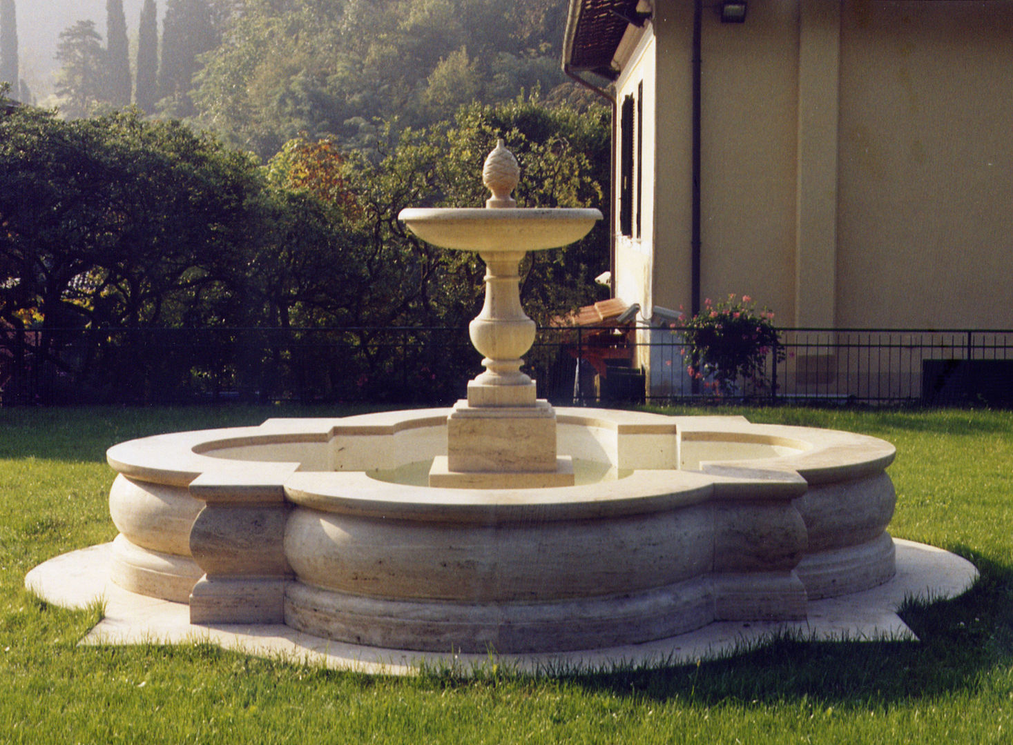Fontana ornamentale in travertino classico, Todini Sculture Todini Sculture Jardines de estilo clásico Accesorios y decoración