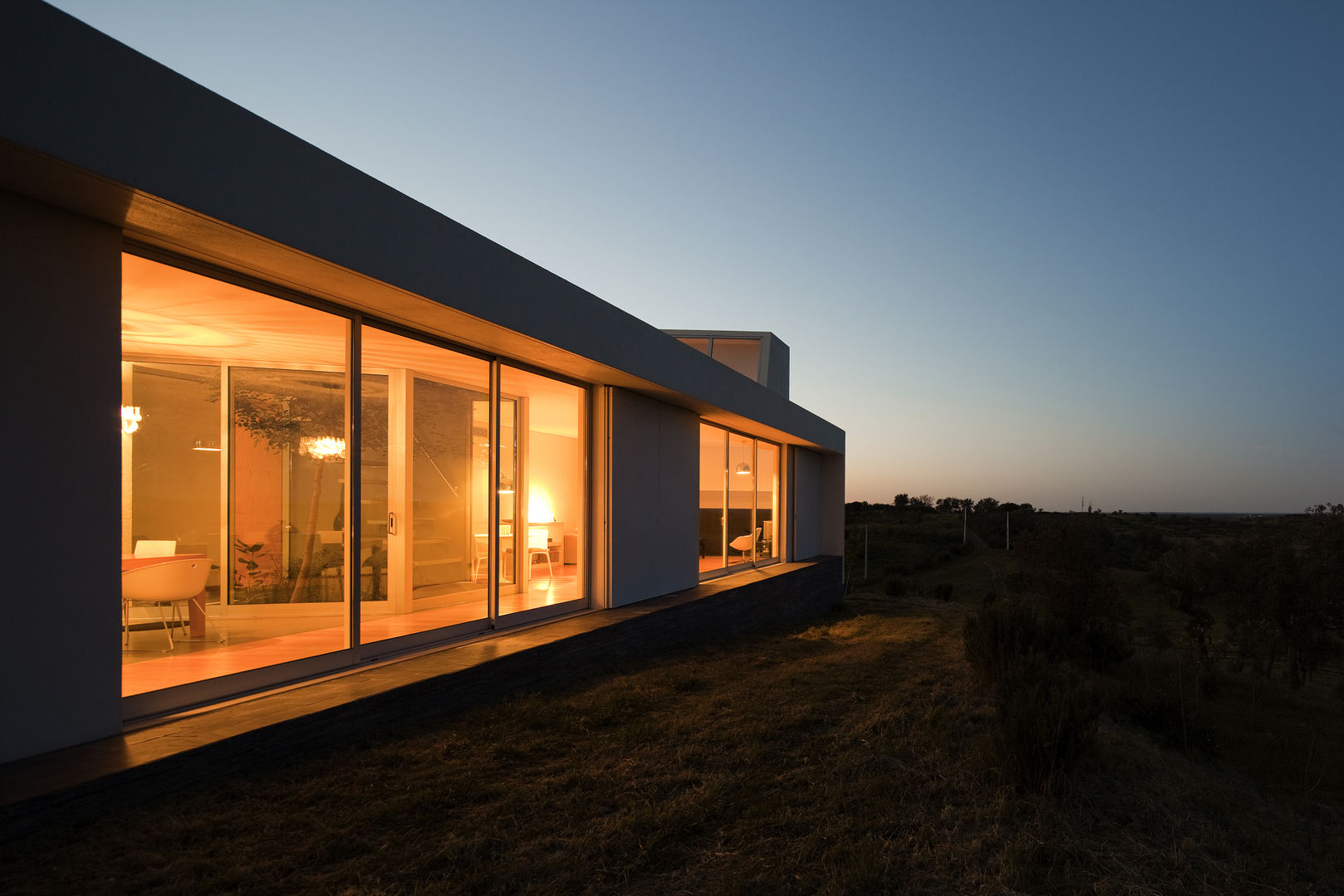 Moradia Unifamiliar Alentejo, GRUPO QUADRANTE GRUPO QUADRANTE Casas minimalistas Céu,Construção,Janela,Plantar,Porta,Madeira,casa,Crepúsculo,Cabana,Paisagem