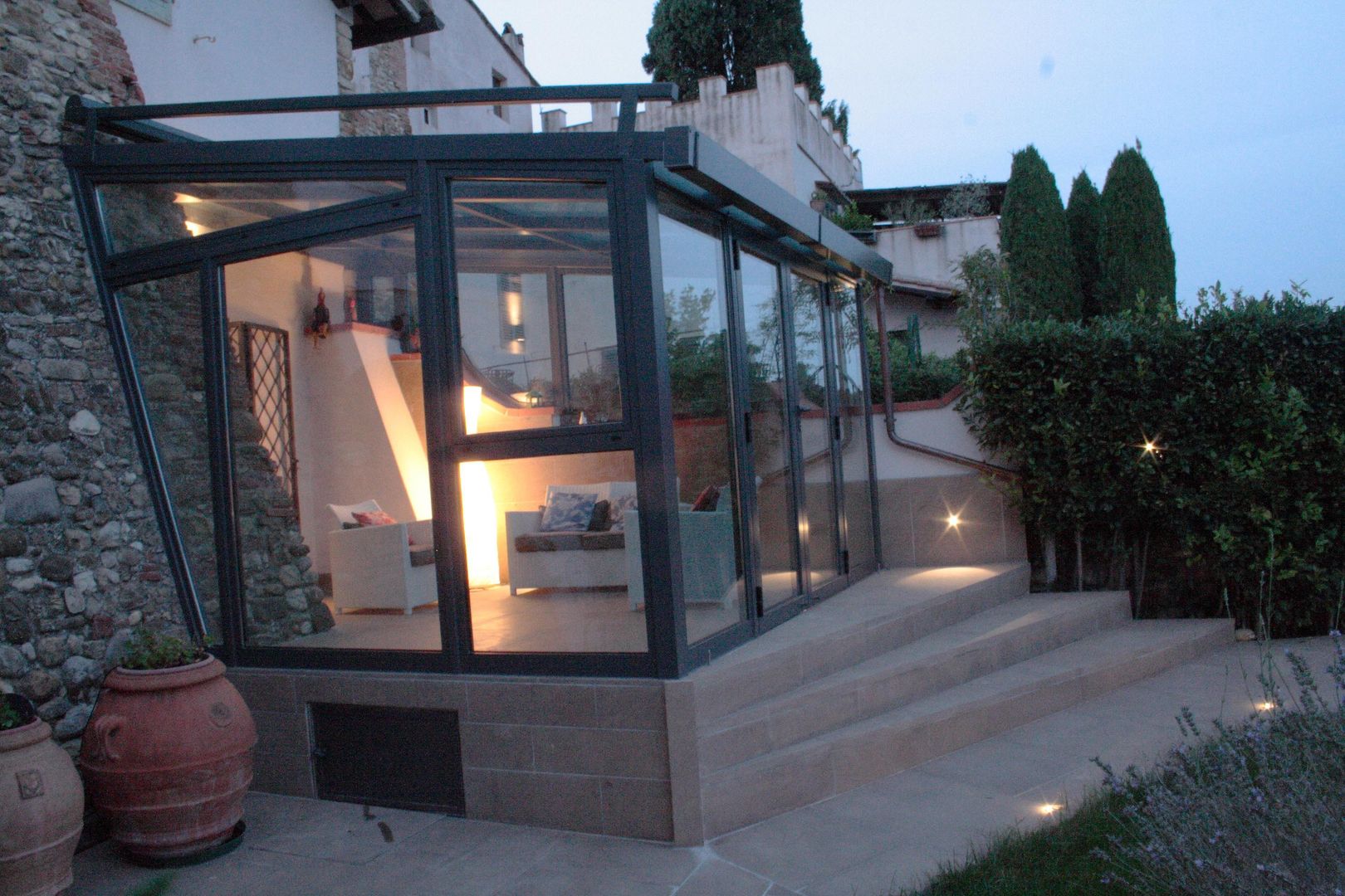 Serra Solare in Toscana, STUDIO MORALDI STUDIO MORALDI Country style balcony, veranda & terrace Lighting