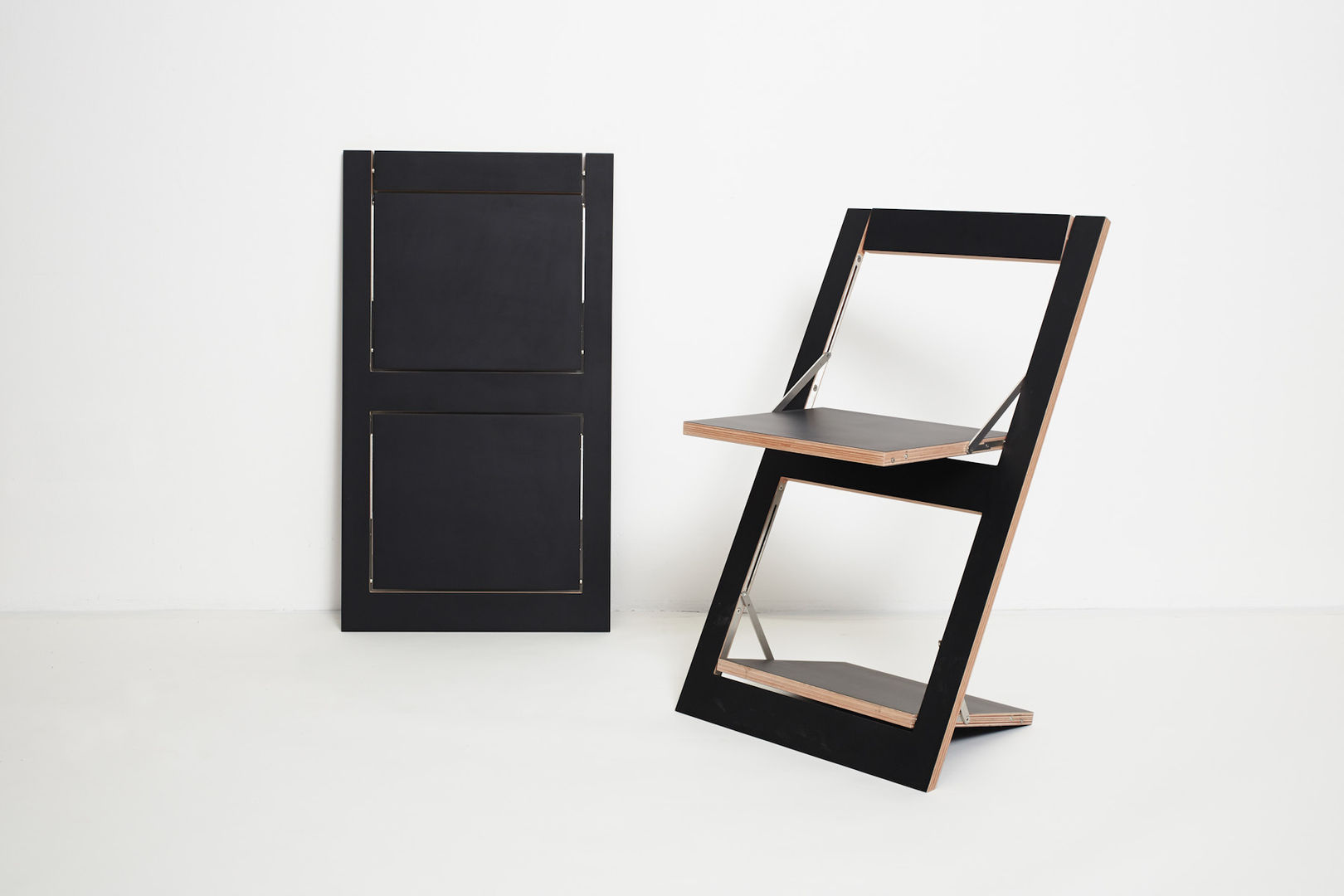 Fläpps Folding Chair – Black AMBIVALENZ Salas de jantar minimalistas Contraplacado Cadeiras e bancos