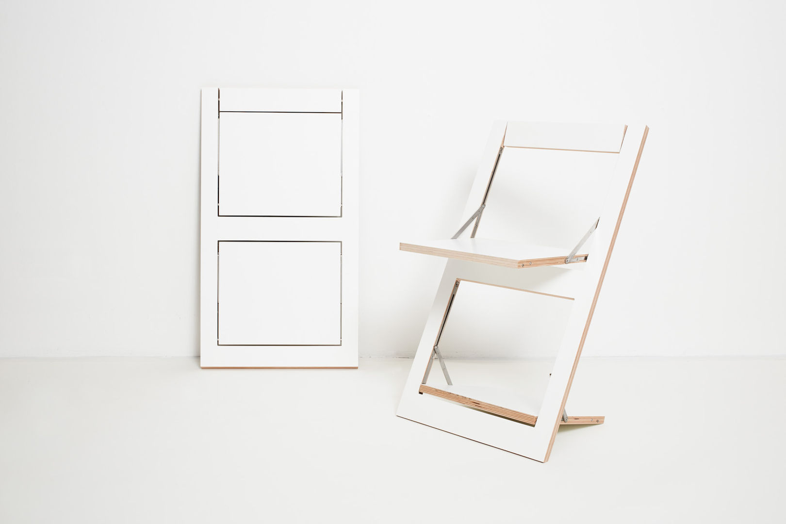 Folding Chair Fläpps – White AMBIVALENZ Comedores minimalistas Contrachapado Sillas y bancos