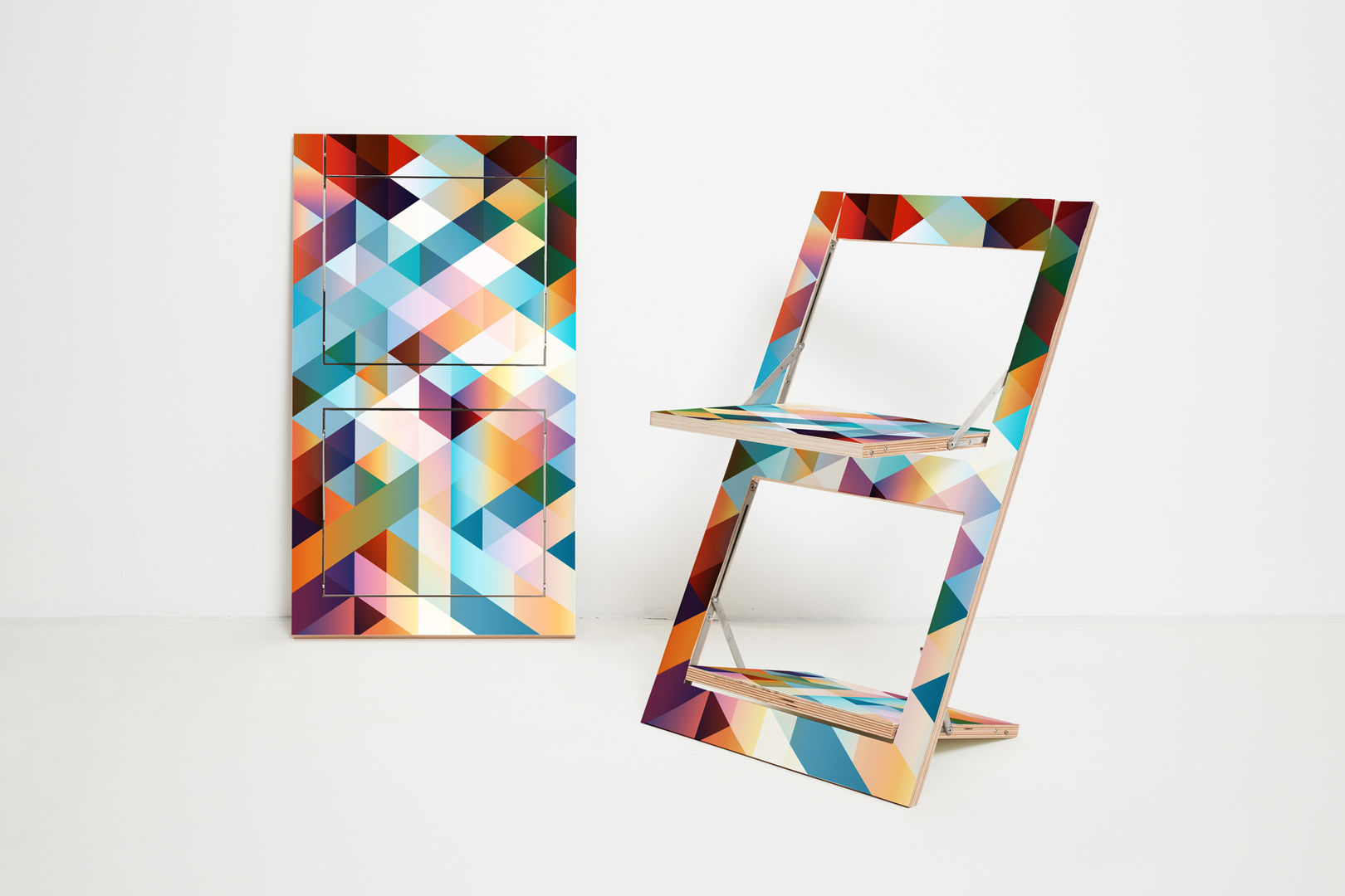 Folding Chair Fläpps – Criss Cross Red AMBIVALENZ 미니멀리스트 다이닝 룸 합판 멀티 컬러 의자 & 벤치