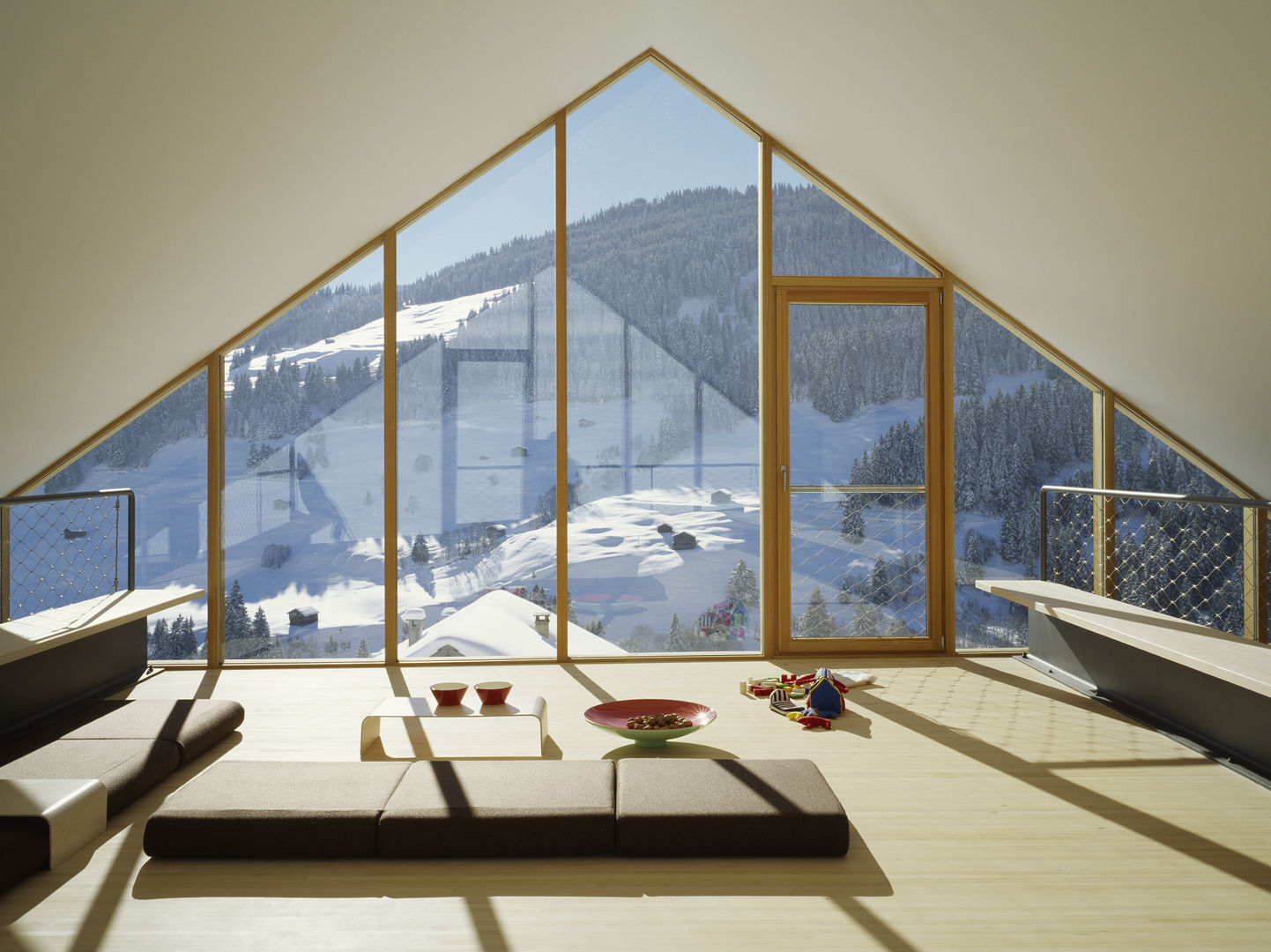 Ferienhaus in den Bündner Alpen, Drexler Architekten AG Drexler Architekten AG Gebäude,Fenster,Holz,Schatten,Blumentopf,Innenarchitektur,Blume,Haus,Boden,Tisch