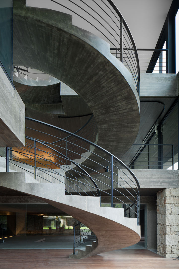 Duas casas em Monção, JPL Arquitecto JPL Arquitecto Modern corridor, hallway & stairs
