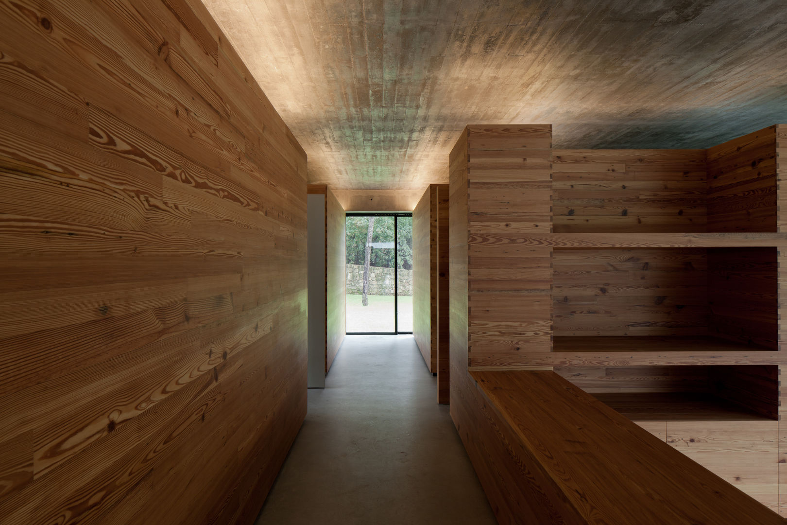 Duas casas em Monção, JPL Arquitecto JPL Arquitecto Modern corridor, hallway & stairs