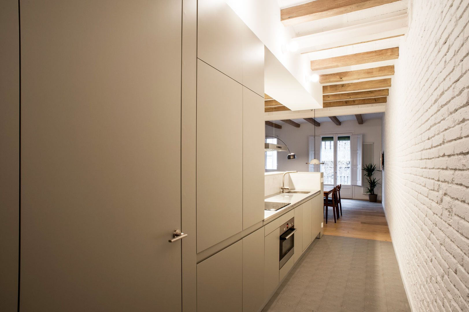 REFORMA INTEGRAL E INTERIORISMO DE PISO PASANTE DEL EIXAMPLE DE BARCELONA, M2ARQUITECTURA M2ARQUITECTURA Cocinas de estilo moderno