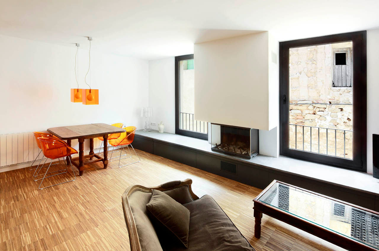 VIVIENDA CON UNA SOLA FACHADA Y TRES MEDIANERAS, M2ARQUITECTURA M2ARQUITECTURA غرفة المعيشة