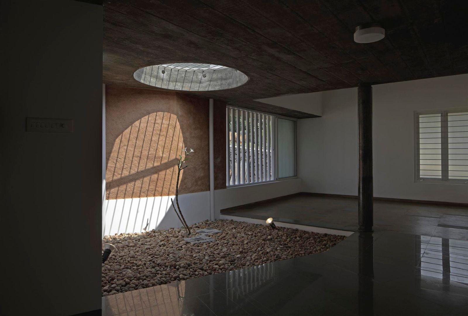 The Selfless House, LIJO.RENY.architects LIJO.RENY.architects Modern Corridor, Hallway and Staircase