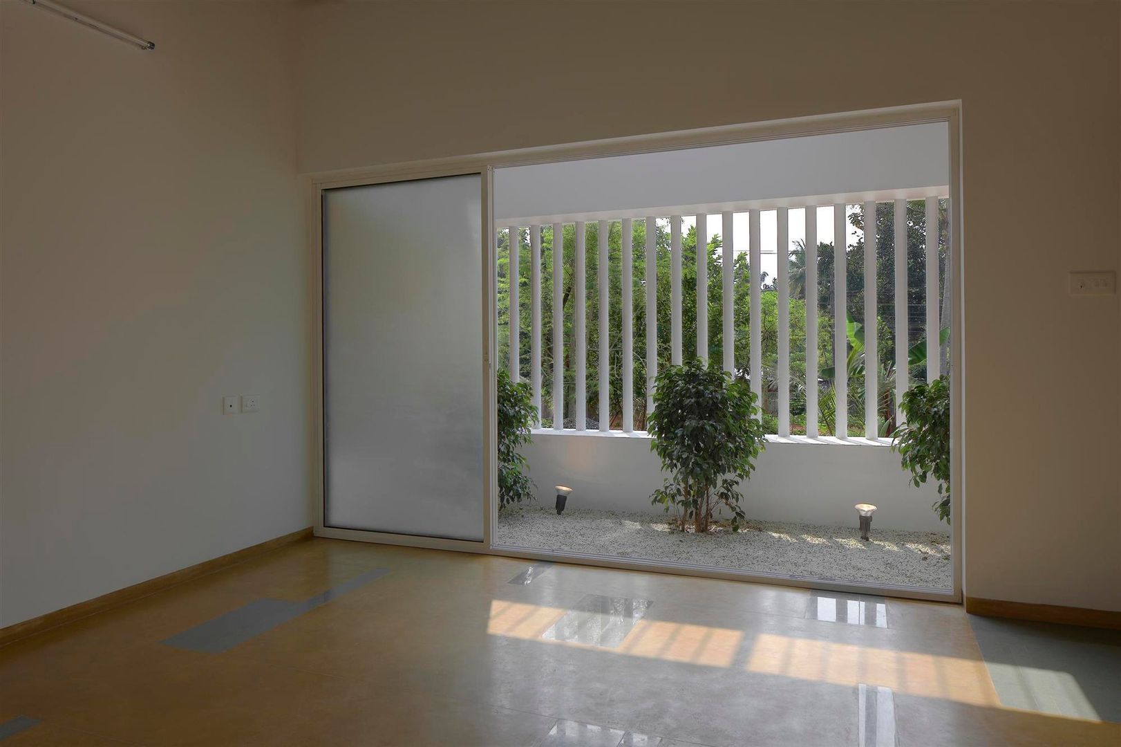 The Selfless House, LIJO.RENY.architects LIJO.RENY.architects Puertas y ventanas modernas