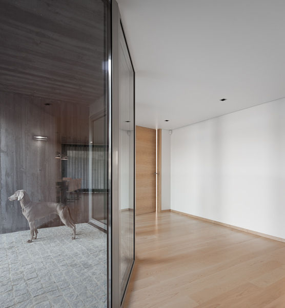 XIEIRA HOUSE II, A2+ ARQUITECTOS A2+ ARQUITECTOS Modern corridor, hallway & stairs