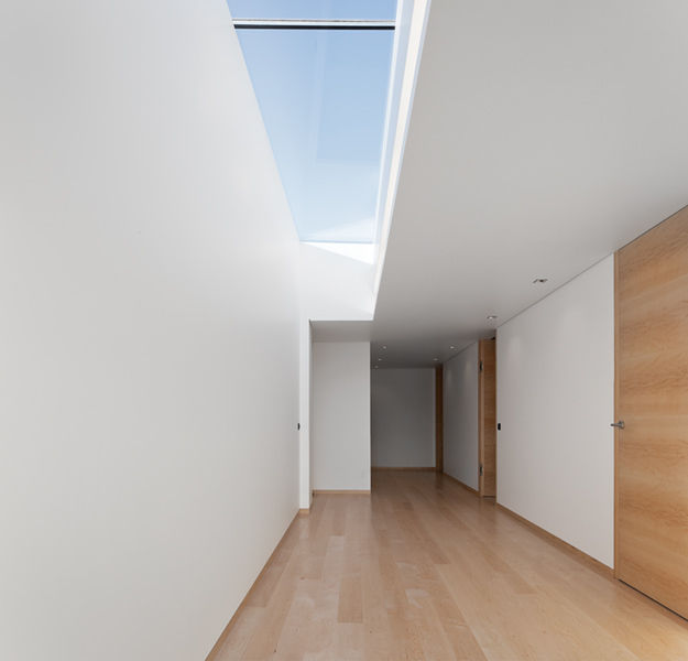 XIEIRA HOUSE II, A2+ ARQUITECTOS A2+ ARQUITECTOS Modern corridor, hallway & stairs Engineered Wood Transparent