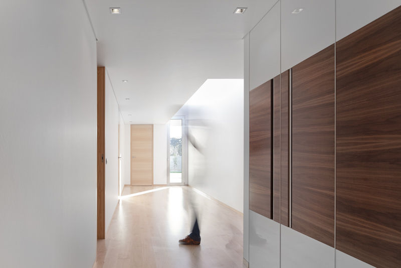 XIEIRA HOUSE II, A2+ ARQUITECTOS A2+ ARQUITECTOS Modern corridor, hallway & stairs Engineered Wood Transparent