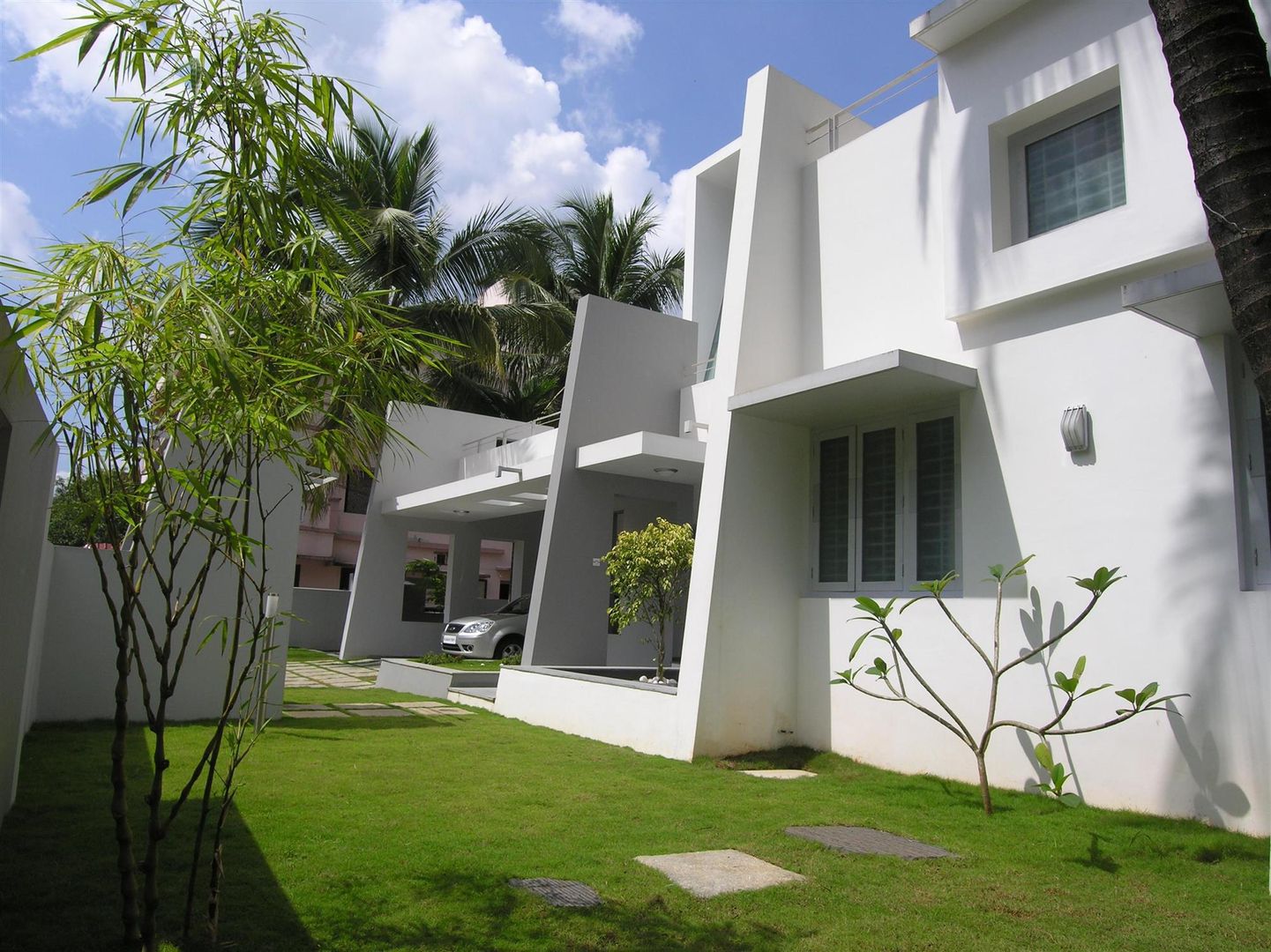Residence at Punkunnam, Thrissur, Kerala., LIJO.RENY.architects LIJO.RENY.architects Houses