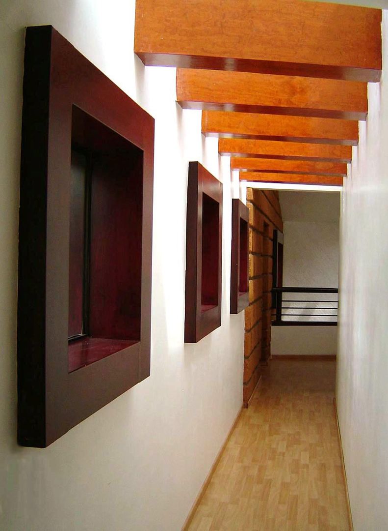 Pasillo a Family Room CESAR MONCADA SALAZAR (L2M ARQUITECTOS S DE RL DE CV) Pasillos, vestíbulos y escaleras modernos