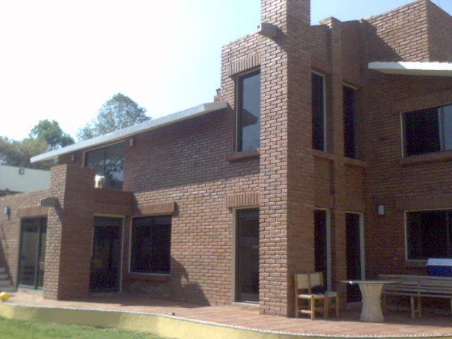 RESIDENCIA JARDINES DEL AJUSCO, CESAR MONCADA SALAZAR (L2M ARQUITECTOS S DE RL DE CV) CESAR MONCADA SALAZAR (L2M ARQUITECTOS S DE RL DE CV) Balkon, Beranda & Teras Gaya Rustic