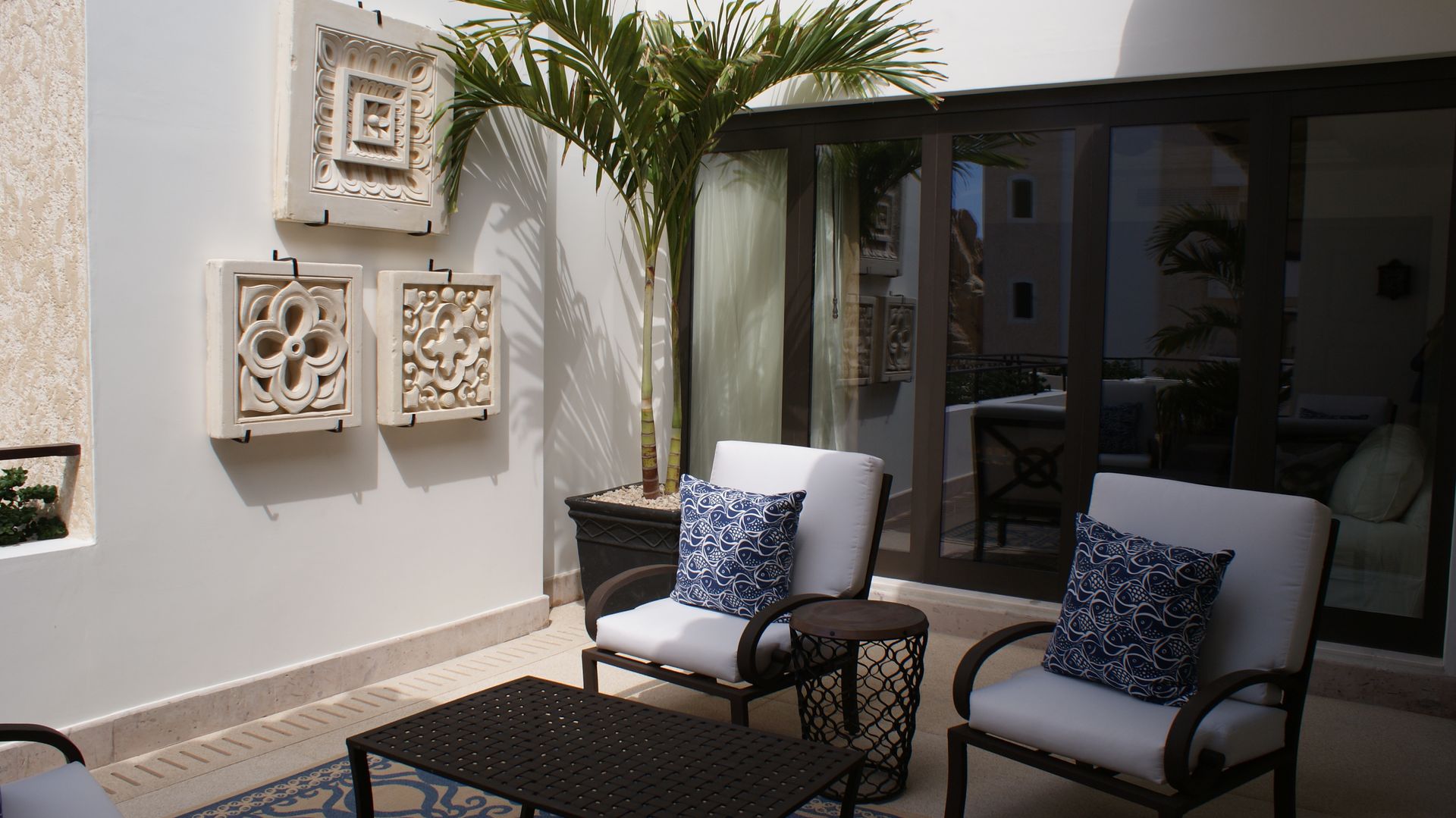 OUTDOOR LIVING LOS CABOS BY DIAZ DE LUNA, DIAZ DE LUNA SIGNATURE DIAZ DE LUNA SIGNATURE モダンデザインの テラス