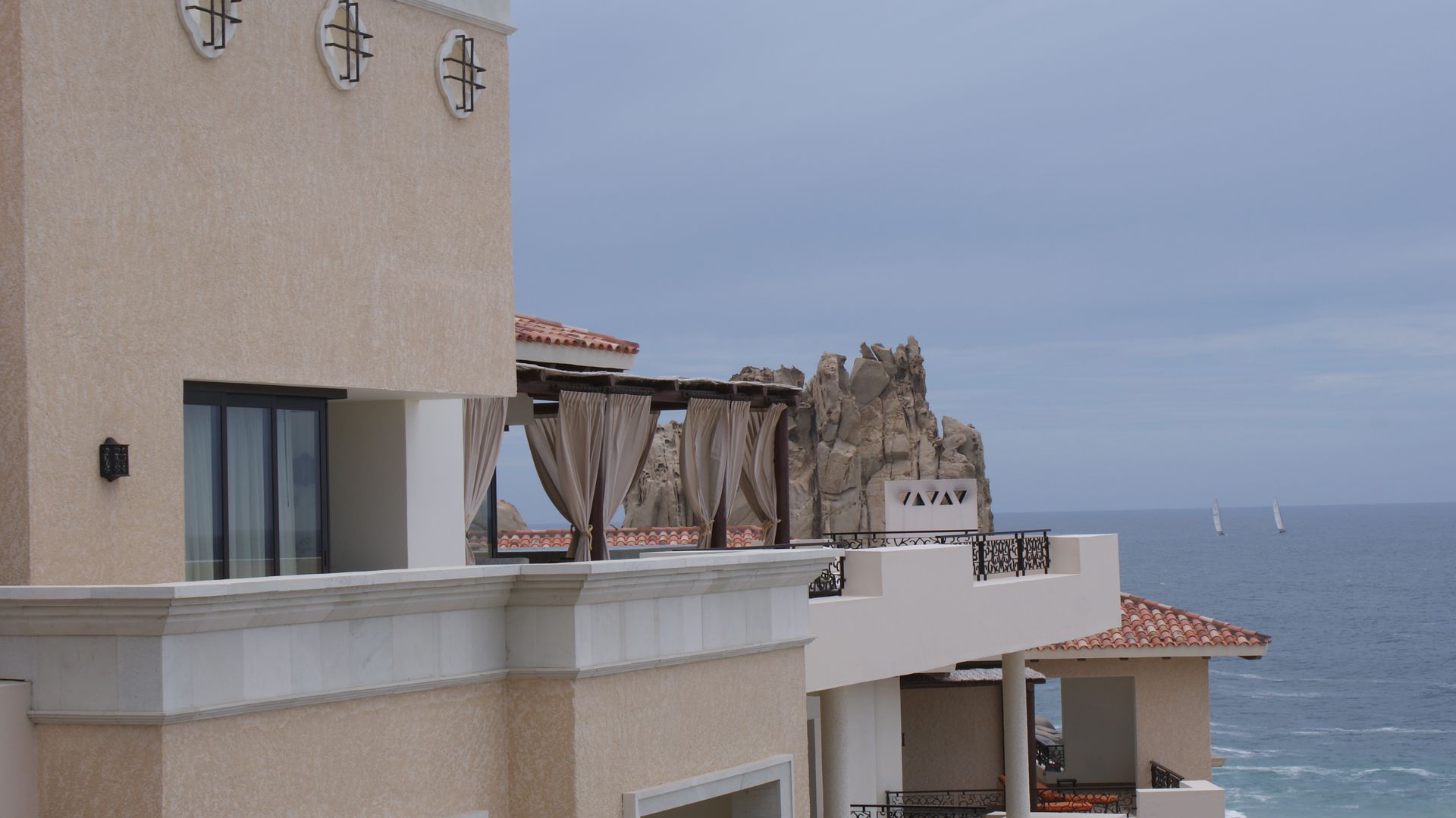 OUTDOOR LIVING LOS CABOS BY DIAZ DE LUNA, DIAZ DE LUNA SIGNATURE DIAZ DE LUNA SIGNATURE Balcones y terrazas de estilo moderno