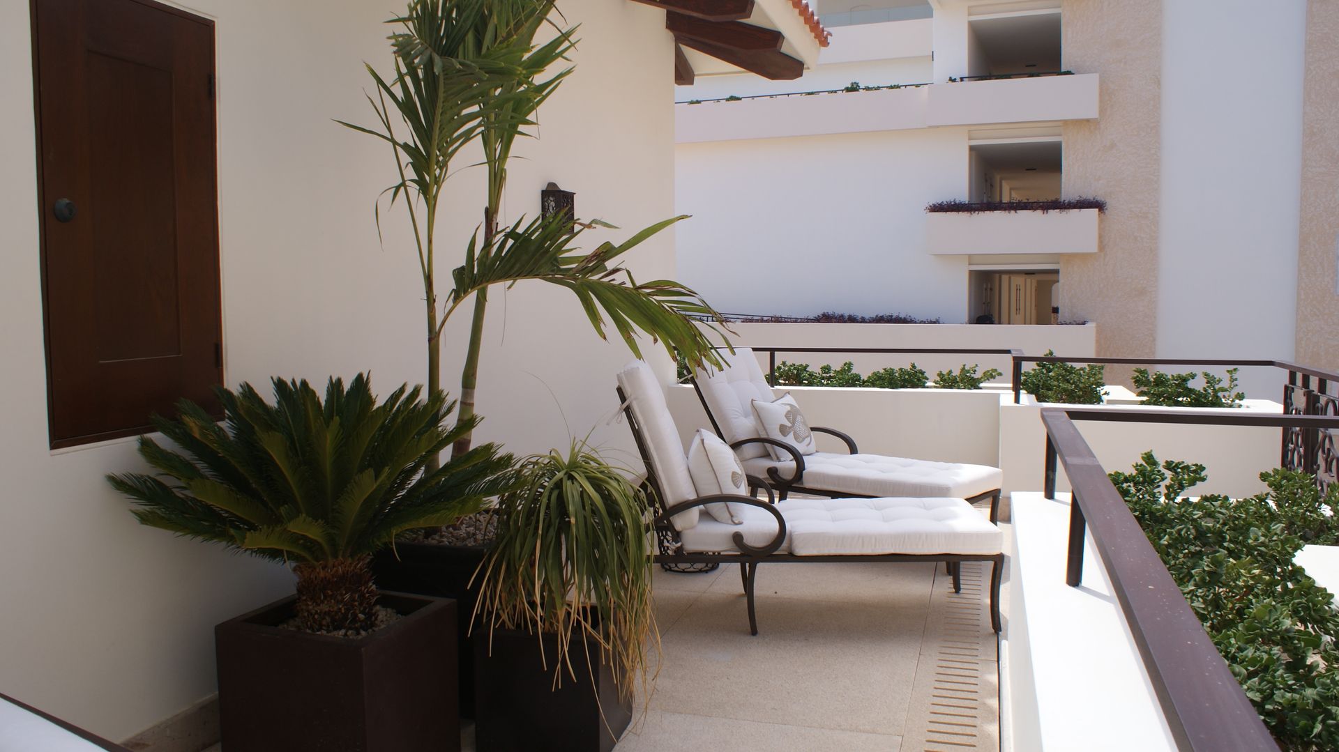 OUTDOOR LIVING LOS CABOS BY DIAZ DE LUNA, DIAZ DE LUNA SIGNATURE DIAZ DE LUNA SIGNATURE Moderne balkons, veranda's en terrassen
