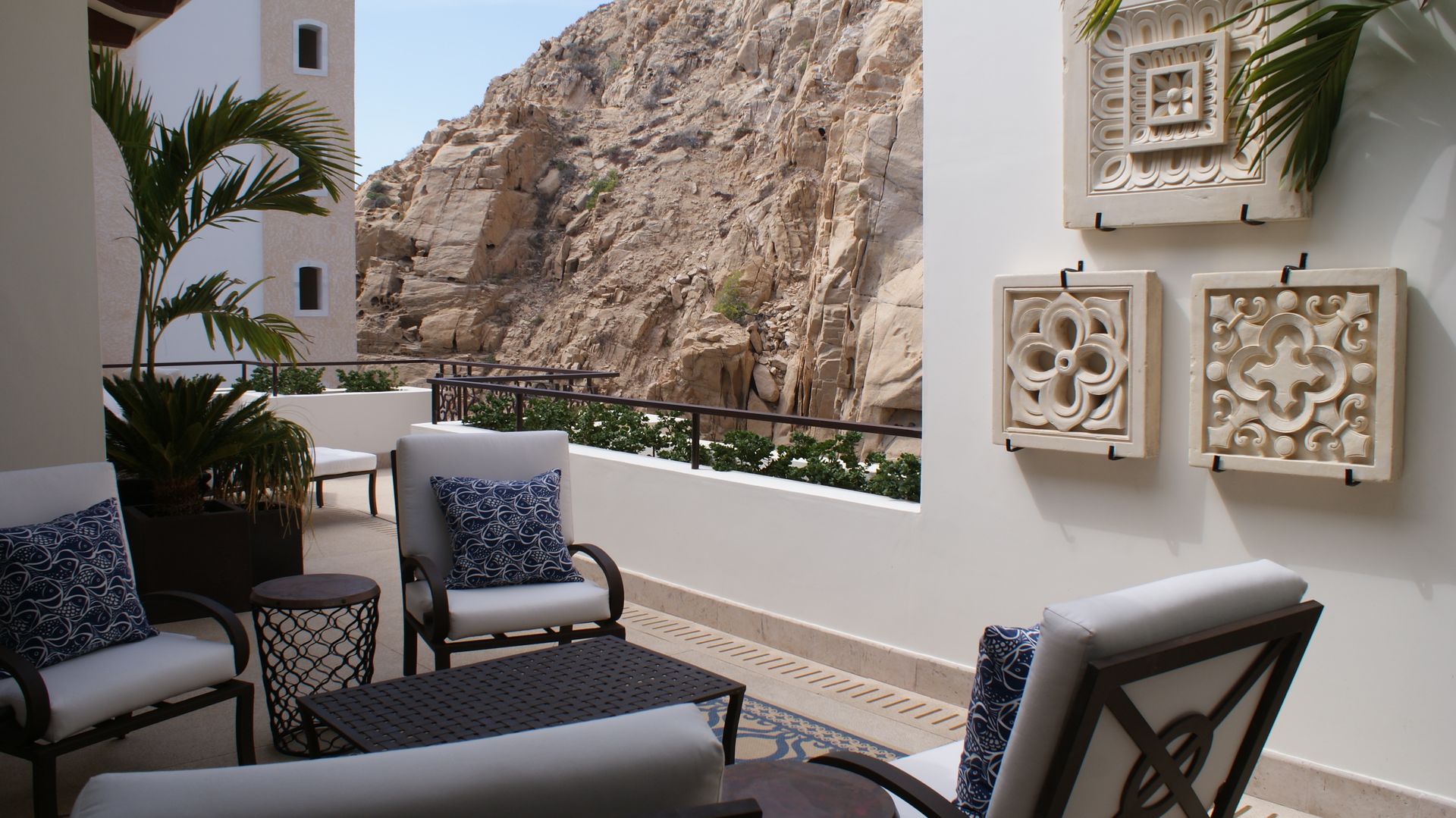 OUTDOOR LIVING LOS CABOS BY DIAZ DE LUNA, DIAZ DE LUNA SIGNATURE DIAZ DE LUNA SIGNATURE モダンデザインの テラス