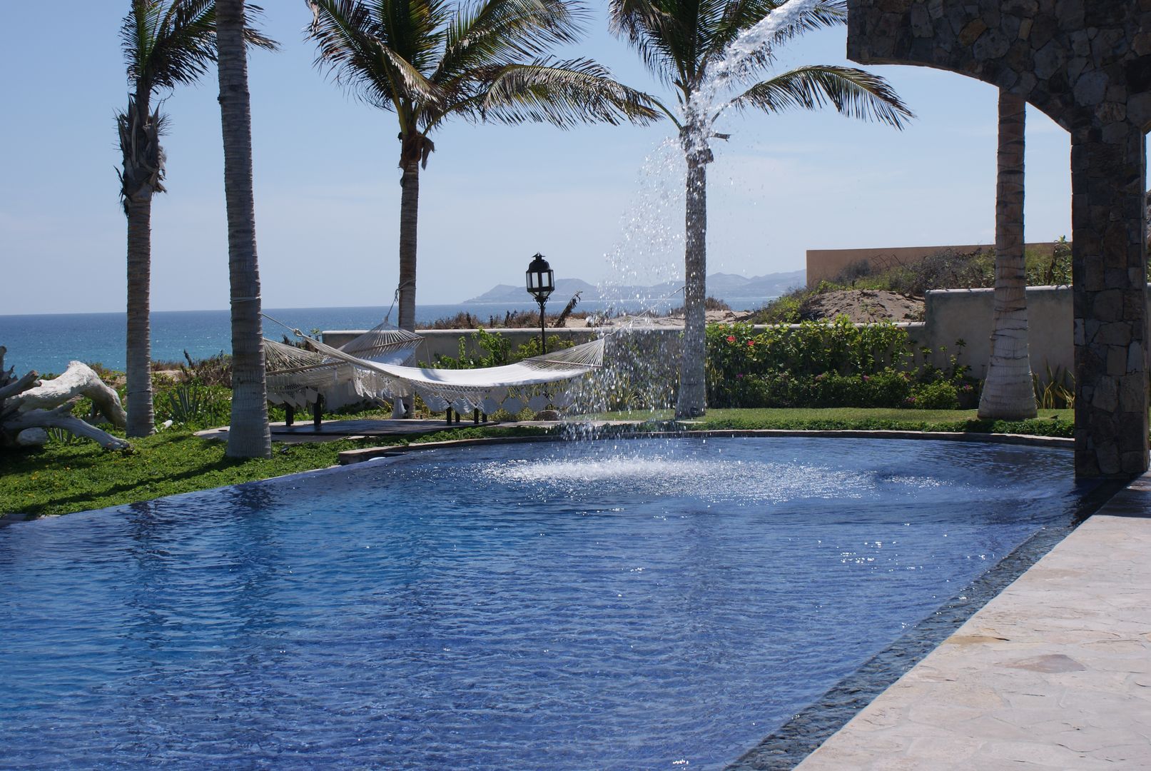 OUTDOOR LIVING LOS CABOS POOL, DIAZ DE LUNA SIGNATURE DIAZ DE LUNA SIGNATURE Modern pool