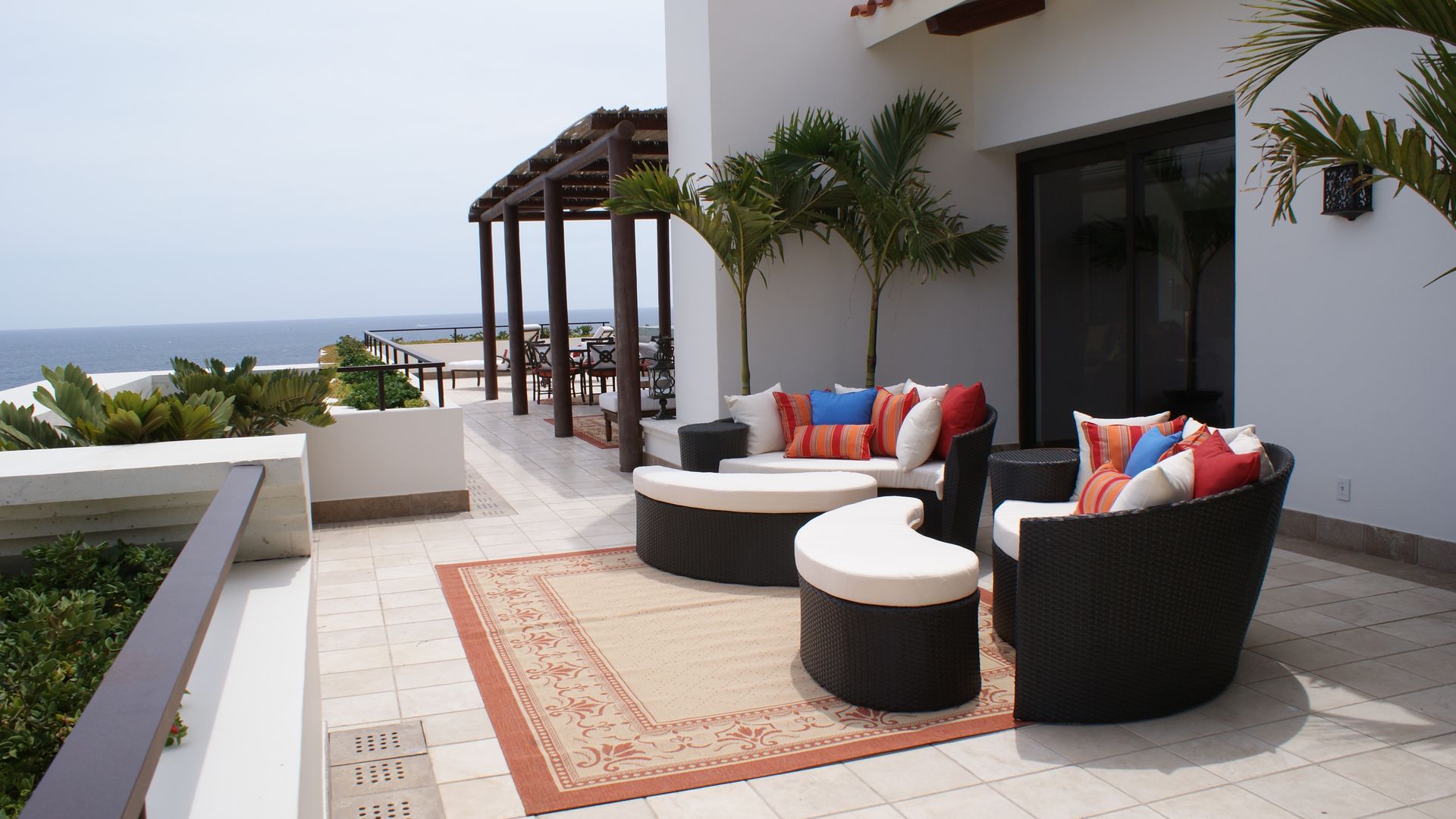 OUTDOOR LIVING LOS CABOS BY DIAZ DE LUNA, DIAZ DE LUNA SIGNATURE DIAZ DE LUNA SIGNATURE Balcones y terrazas modernos