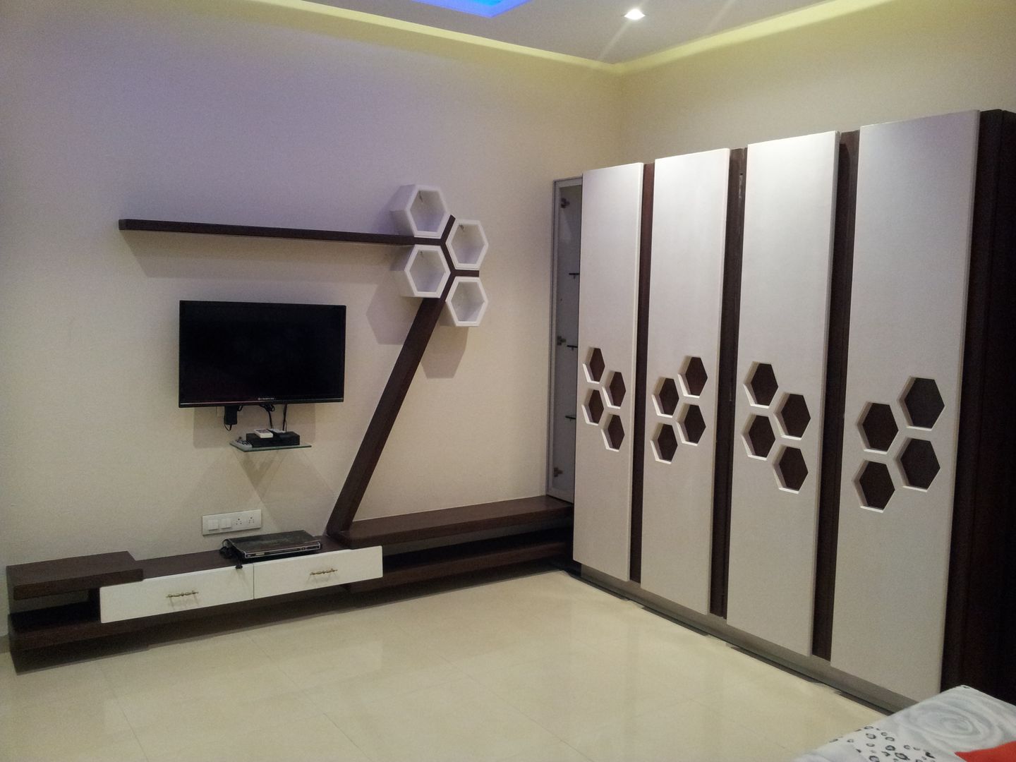 Wardrob Shutters homify Modern style bedroom