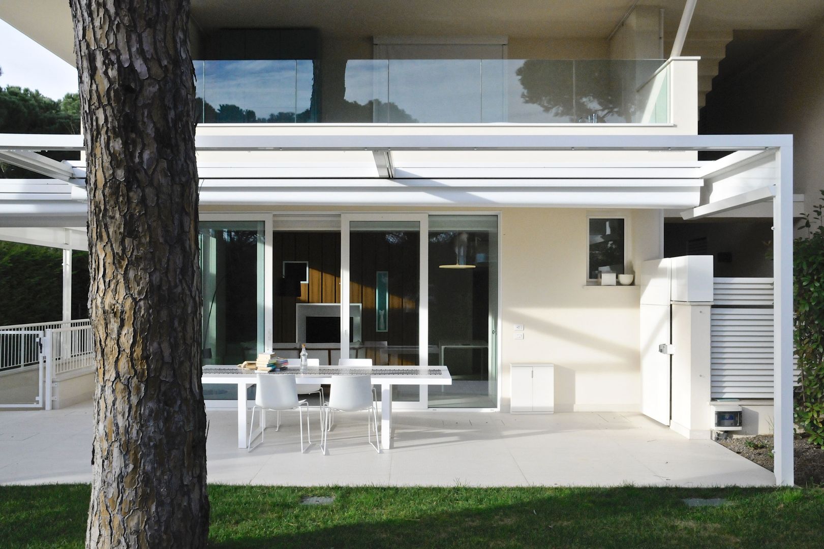 Casa BT.BM, Angeli - Brucoli Architetti Angeli - Brucoli Architetti 露臺